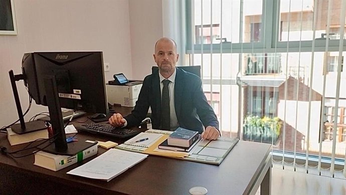 El fiscal Fernando Laserna Cocina es en su despacho de la Fiscalía en Langreo.