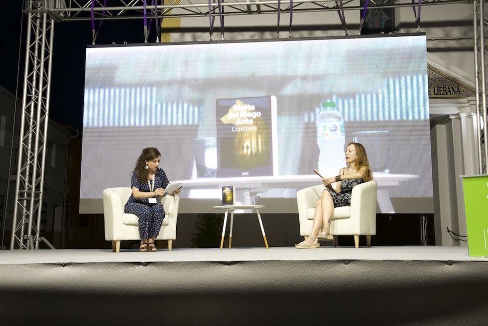 La escritora Marta del Riego (dcha) en conversación con la periodista Cristina Núñez.