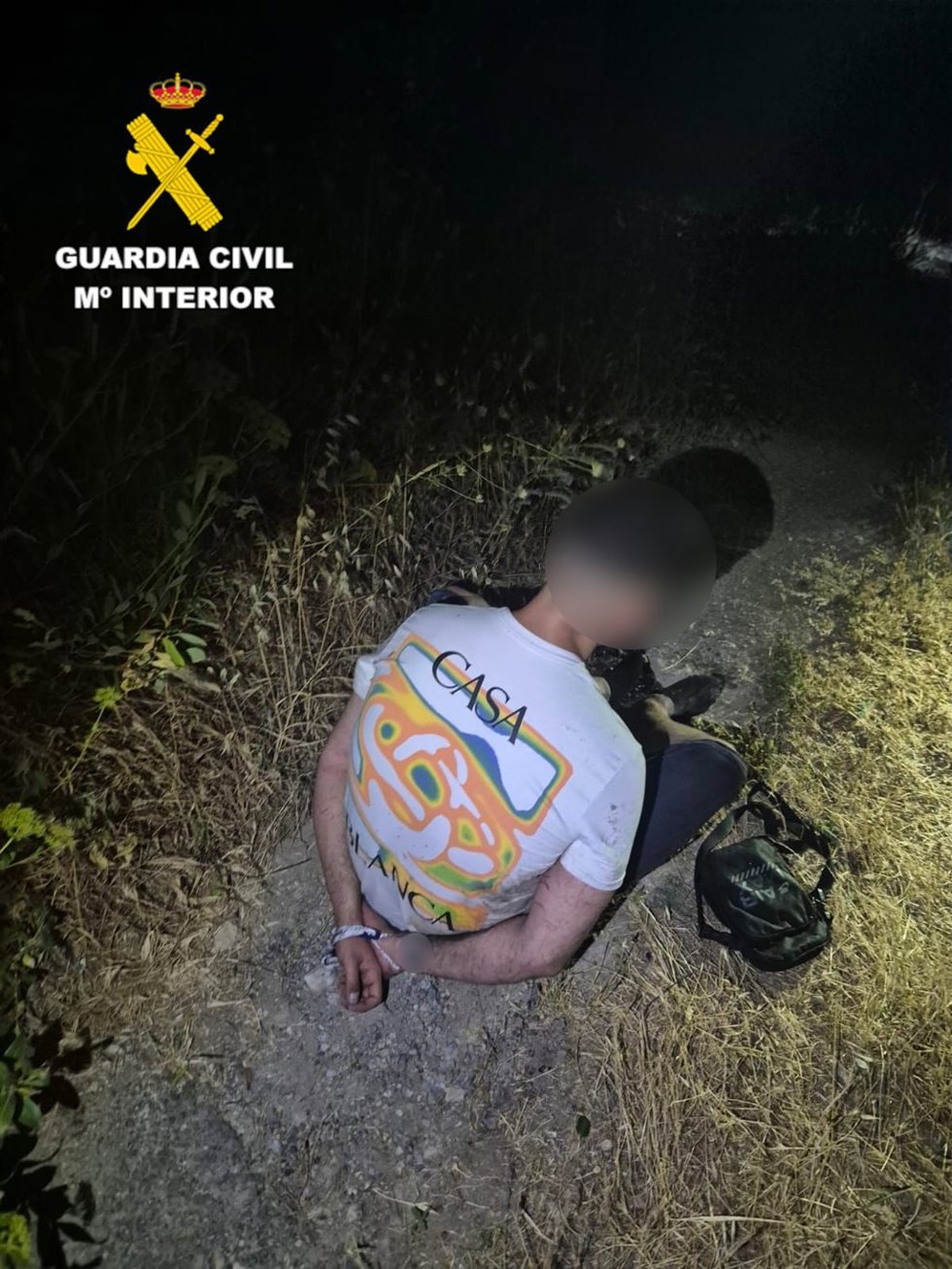 Detenido en Cogollos Vega (Granada) tras huir de la Guardia Civil y arrojar una bolsa con más de cinco kilos de cogollos de marihuana a unas zarzas.
