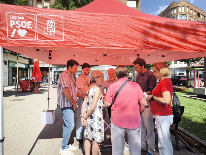 Carpa instalada por el PSOE para explicar el proyecto de rotonda del Equipo de Gobierno en Vara de Rey, asi como dar a conocer la propuesta socialista