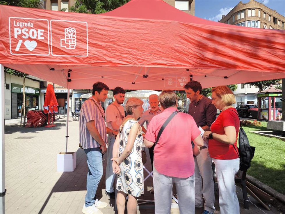 Carpa instalada por el PSOE para explicar el proyecto de rotonda del Equipo de Gobierno en Vara de Rey, asi como dar a conocer la propuesta socialista