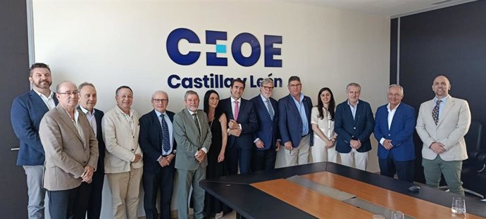 El consejero de Industria, Universidades, Empleo y Comercio, Juan Carlos Suárez-Quiñones, durante un encuentro institucional con la Junta Directiva de CEOE Castilla y León presidida por Santiago Aparicio