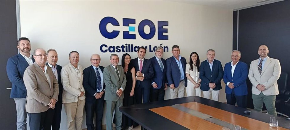 El consejero de Industria, Universidades, Empleo y Comercio, Juan Carlos Suárez-Quiñones, durante un encuentro institucional con la Junta Directiva de CEOE Castilla y León presidida por Santiago Aparicio