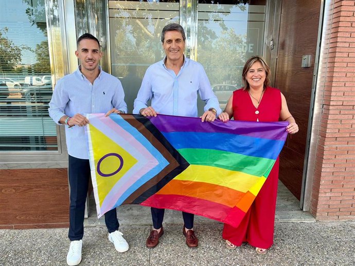 El secretario general del PSOE de Granada, Pedro Fernández, Junto a la secretaria de Políticas del Estado de Bienestar del PSOE de Granada, Nuria Gutiérrez, y el secretario provincial de Movimiento LGTBI, Javier Ramírez.