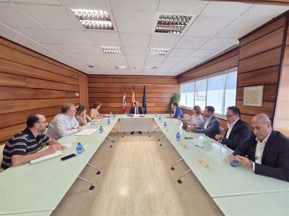 Pino se compromete con Vitartis a "fortalecer" el sector agroalimentario de CyL y sus exportaciones