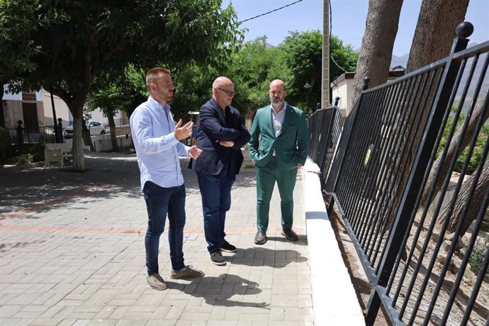 El subdelegado del Gobierno en Jaén, Manuel Fernández, junto al alcalde de Bedmar y Garcíez, Enrique Carreras, y el secretario general de la Subdelegación, Pedro Garrido