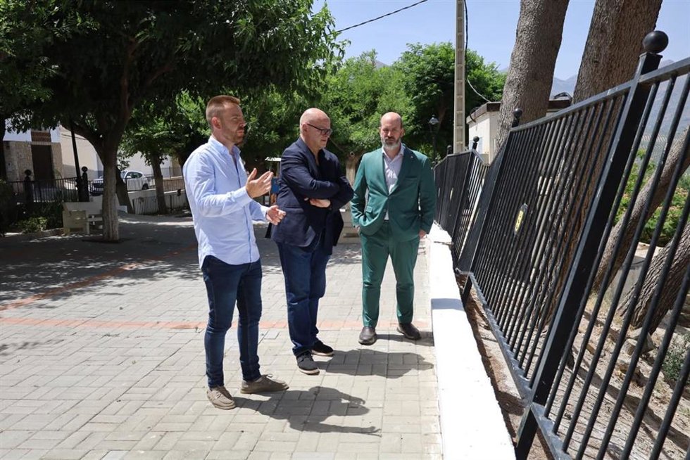 El subdelegado del Gobierno en Jaén, Manuel Fernández, junto al alcalde de Bedmar y Garcíez, Enrique Carreras, y el secretario general de la Subdelegación, Pedro Garrido