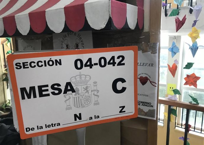 Archivo - Cartel de una mesa electoral.