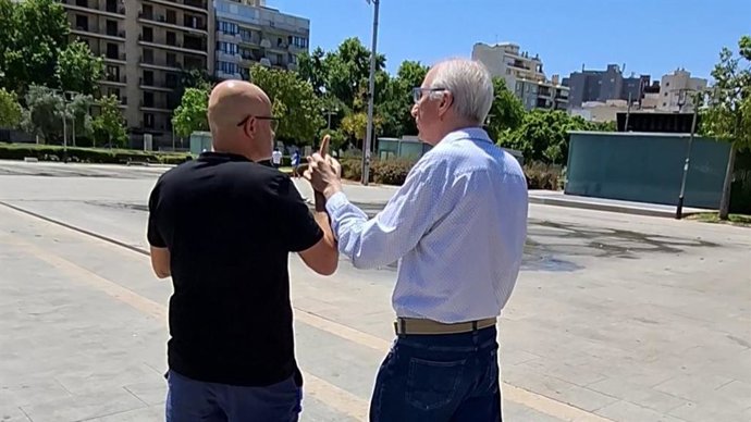 Una persona con sordoceguera acompañada de su mediador.