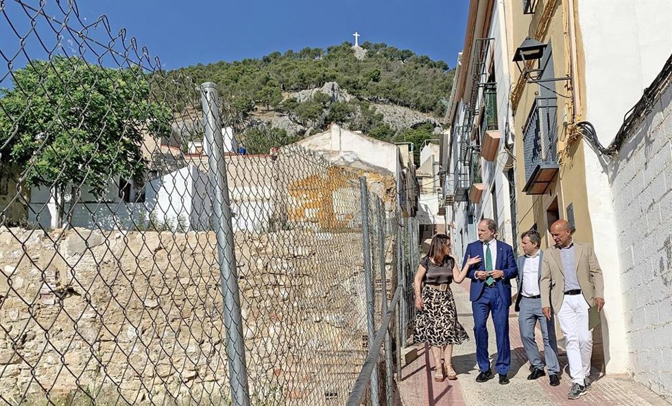 Archivo - El rector de la UJA, Nicolás Ruiz, y el alcalde de Jaén, Julio Millán (c), en una visita al solar de la plaza de Santiago en mayo de 2025.