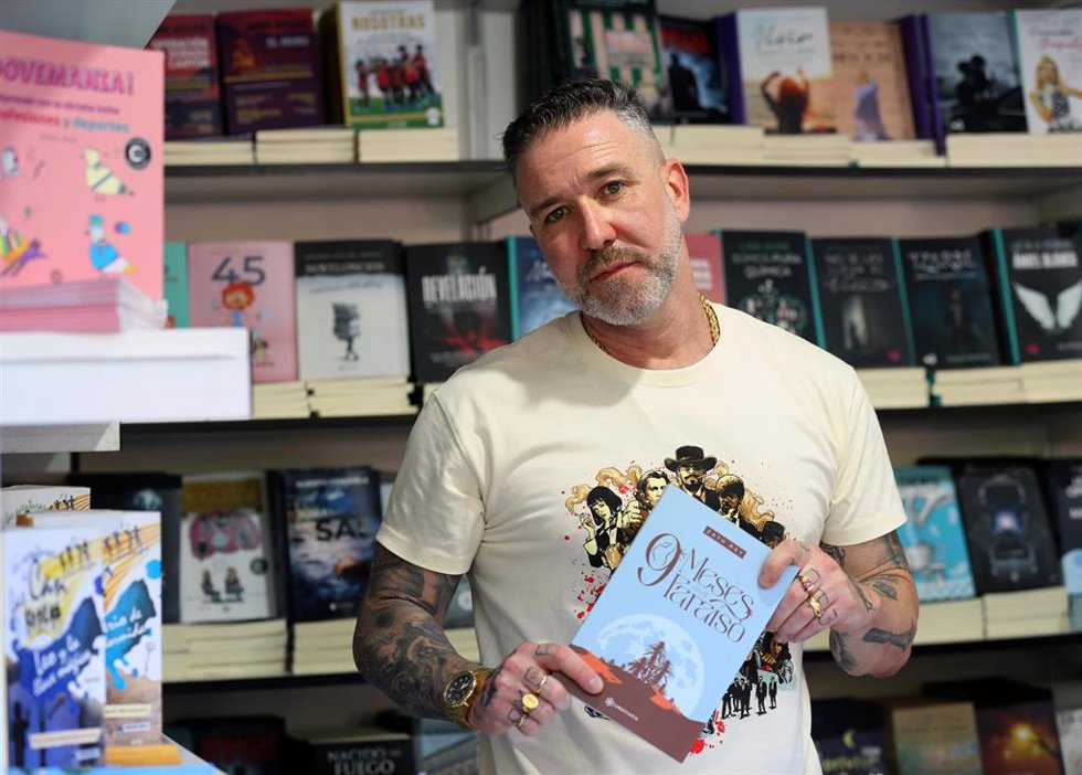 Archivo - El músico Saturnino Rey García, más conocido como, Zatu Rey, en la caseta Lantia Publishing de la Feria del Libro 2022, en el Parque de El Retiro, a 28 de mayo de 2022, en Madrid (España).