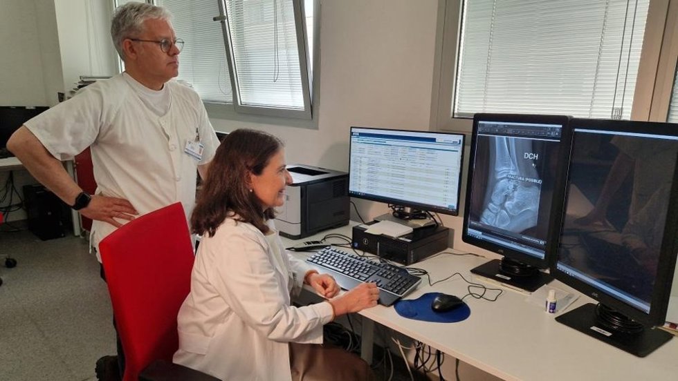 La jefa de servicio de Radiología del Hospital Vital Álvarez Buylla, Mar Pérez Peña, y el jefe de Urgencias, Ignacio González Iglesias.