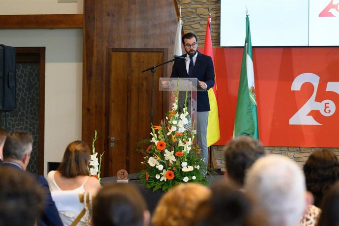 Acto de entrega del Premio Economía 2025 a Crash Music por parte del Colegio de Economistas, que celebra sus 25 años de vida