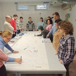 La iniciativa permitirá a 60 personas desempleadas recibir orientación laboral gratuita para encontrar trabajo en un plazo de cien días, formando parte de un equipo dirigido por un experto en 'coaching'