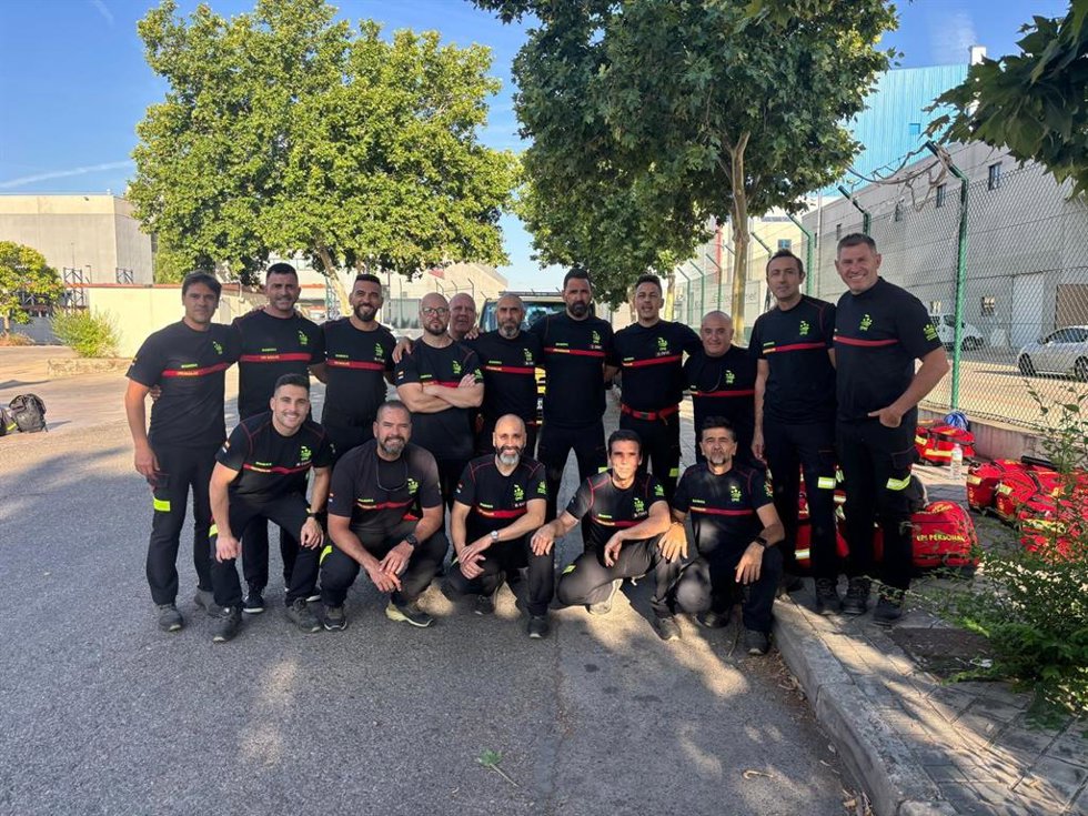Equipo de bomberos de la Diputación de Badajoz que ha partido este sábado, 27 de junio, hacia Venezuela para ayudar en labores de rescate en la capital, Caracas, tras los dos terremotos registrados en el país el pasado 25 de junio de 2026.