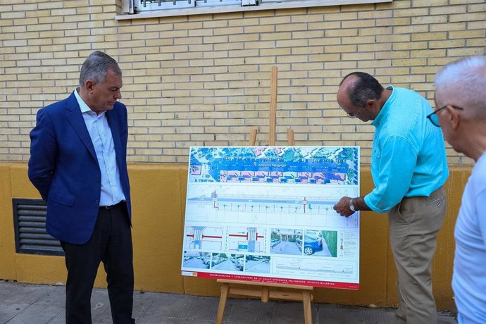 Archivo - El alcalde de Sevilla detalla a los vecinos el proyecto de reurbanización de la calle Artesanos Peluqueros, en el Distrito de la Macarena