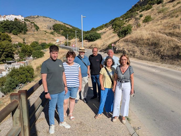 La concejala socialista María del Carmen Angulo junto a representantes vecinales en la carretera de circunvalación.