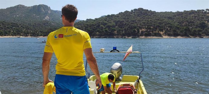Un profesional del SUMMA 112 en el pantano de San Juan.