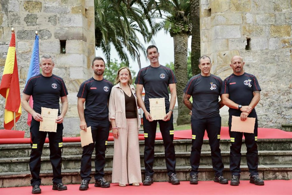 Entrega de condecoraciones por el décimo aniversario del parque de bomberos de Camargo