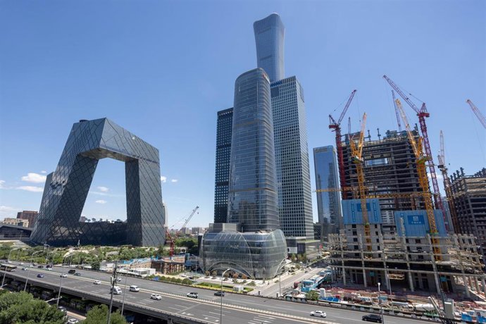Archivo - Imagen de archivo del centro de negocios de Pekín, coronado por la Citic Tower 