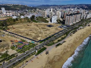 Vina Del Mar, 20 de agosto de 2025.  El terreno Las Salinas es fotografiado durante una jornada en que la autoridad edilicia presento un nuevo recurso judicial para impedir un proyecto inmobiliario en el.  Andres Pina/Aton Chile