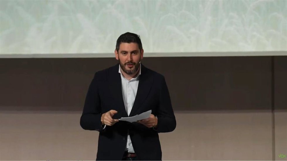 El presidente de Vox en Aragón, Alejandro Nolasco, durante su intervención.