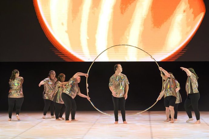 Bajo el lema "El tiempo nos une. La danza nos transforma", KRONOS ofreció mucho más que un espectáculo. Fue una celebración de la vida, de la diversidad