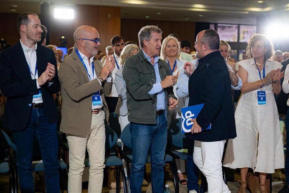 El líder del PP en el Ayuntamiento de Barcelona, Dani Sirera (2i), el presidente de PP de Catalun, Alejandro Fernández (2d), y el presidente del PP, Alberto Núñez Feijóo (3i), durante el Congreso en el Hotel Grand Marina