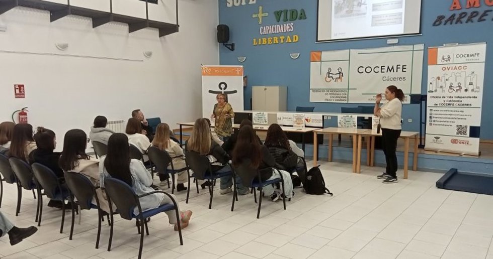 Imagen de una reunión de Comcefe Cáceres