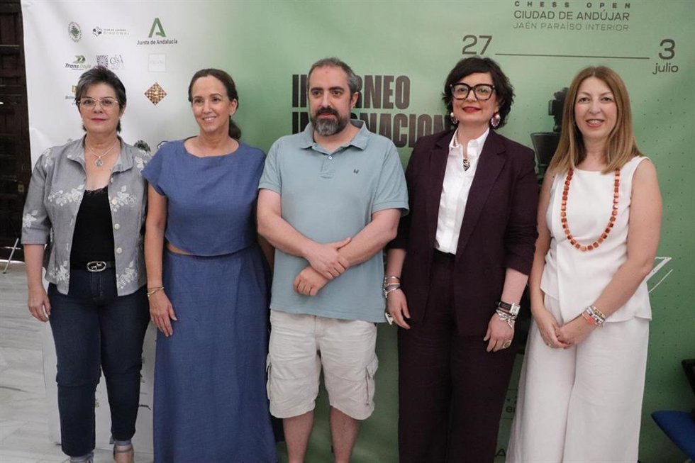 La diputada de Gobierno Electrónico y Régimen Interior, Inés Arco, junto responsables del Consistorio andujareño y el presidente del Club de Ajedrez de Andújar, Javier Ruiz, en la apertura de este evento