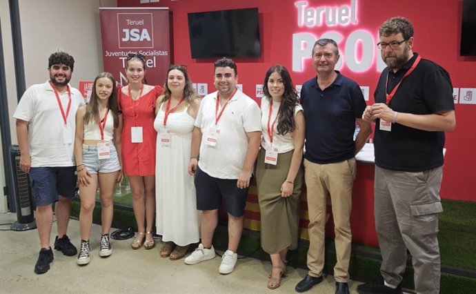 La socialista Alba Sánchez, tercera por la derecha, en el VI Congreso Provincial de las Juventudes Socialistas de Teruel.