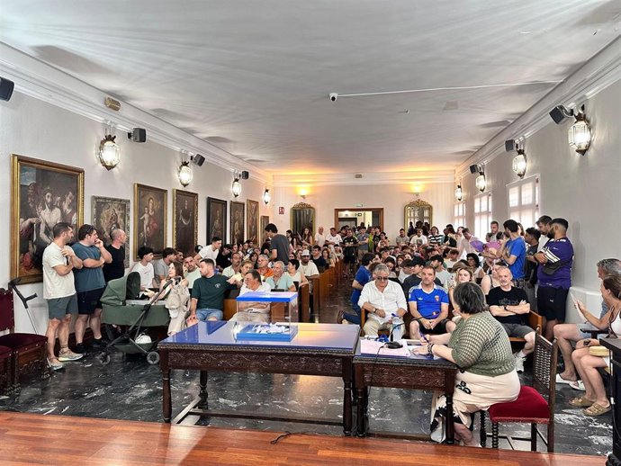Saloón de plenos del Ayuntamiento de Zaragoza lleno este sábado para la elección del Cipotegato 2027.