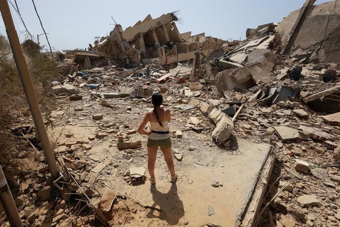 26 June 2026, Venezuela, La Guaira: A young woman stands in front of the rubble of collapsed houses following devastating earthquakes in Venezuela. Photo: Javier Campos/