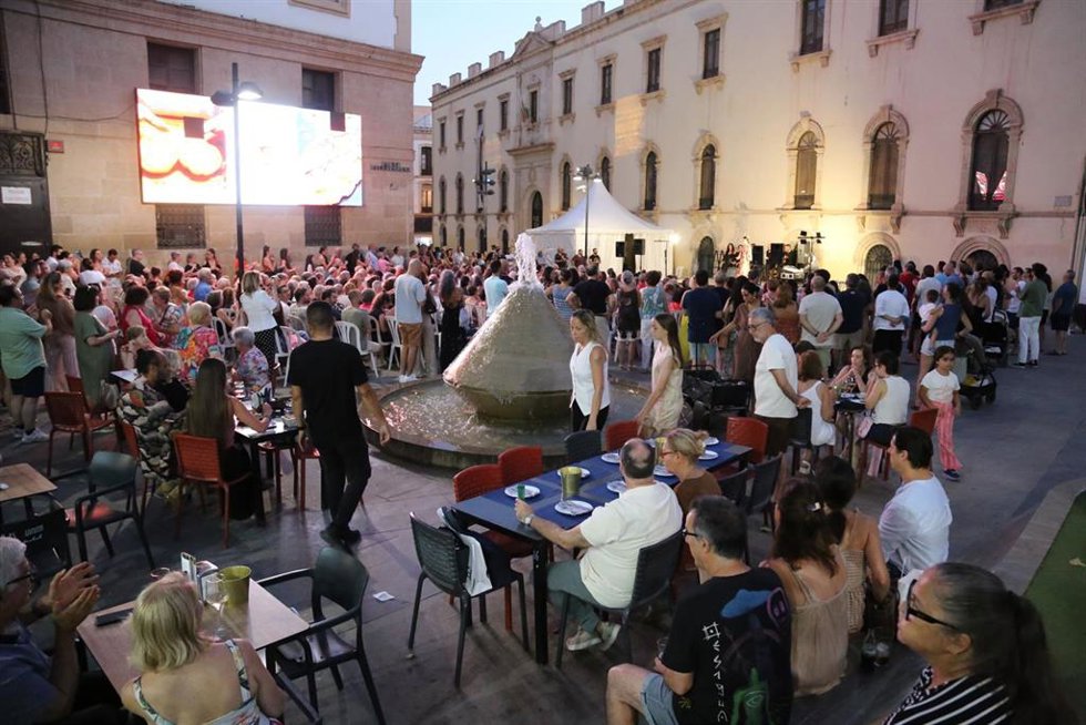 Alba Segura inaugura 'Plazeando' en la Plaza Pablo Cazard