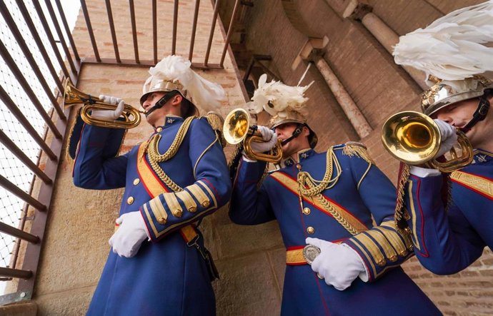Archivo - Músicos de la banda Nuestra Señora del Sol realizan con sus clarines los tradicionales toques conocidos como 'Lágrimas de San Pedro' desde la Giralda