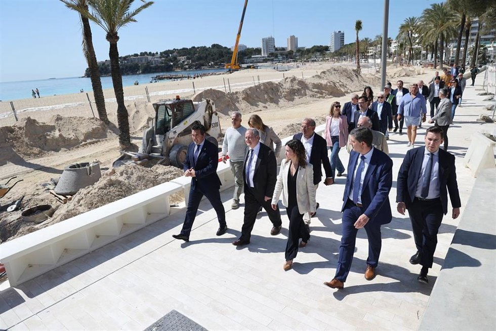 Archivo - El ministro de Industria y Turismo, Jordi Hereu, visita las obras de mejora realizadas en el Paseo Marítimo de Magaluf.