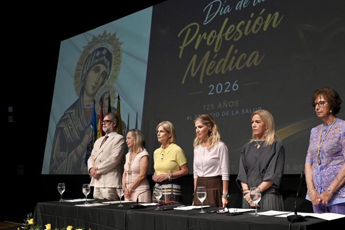 La alcaldesa de Jerez, María José García-Pelayo, acompañada por el delegado de Deportes y Salud, Tomás Sampalo, ha asistido al acto institucional que organiza cada año el Colegio de Médicos de Cádiz, presidido por Felicidad Rodríguez Sánchez.