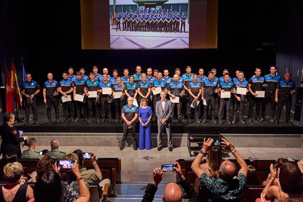 El director general de Interior, Salvador Díez, y la directora de la ESEN, Ana Sánchez, han presidido la clausura del curso de Ingreso de Policías Locales de la Escuela de Seguridad y Emergencias de Navarra (ESEN).