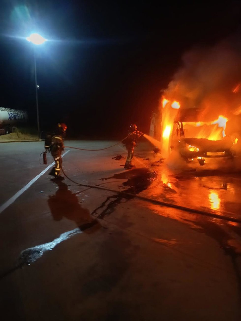 Sofocan un incendio en un furgón camperizado en el área de servicio de El Burgo de Osma (Soria)