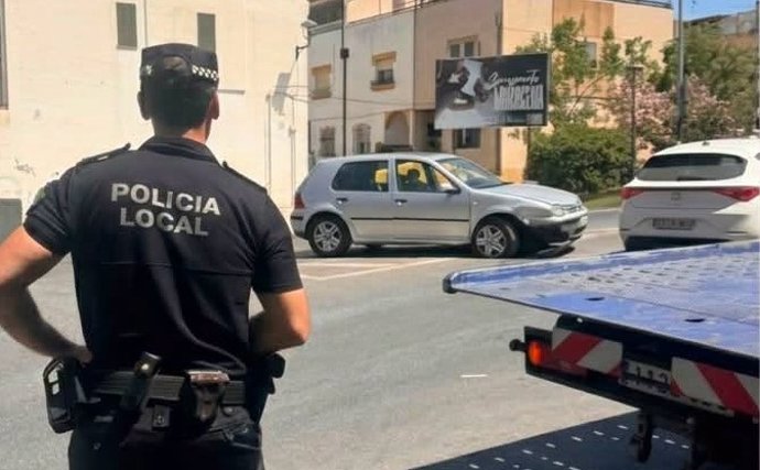 Atienden a una conductora al colisionar su coche con un muro y sufrir daños aminorados por el airbag