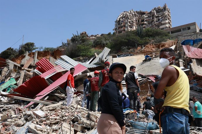 26 June 2026, Venezuela, La Guaira: People search for survivors amid the rubble following devastating earthquakes in Venezuela. Photo: Javier Campos/