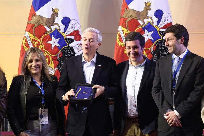 Santiago 27 de junio 2026. El Presidente de la Republica, Jose Antonio Kast, asiste al Consejo Social de la Union Democrata Independiente, donde recibe el documento Una Agenda Social para Chile, elaborado por los equipos de la UDI. Dragomir Yankovic/Aton