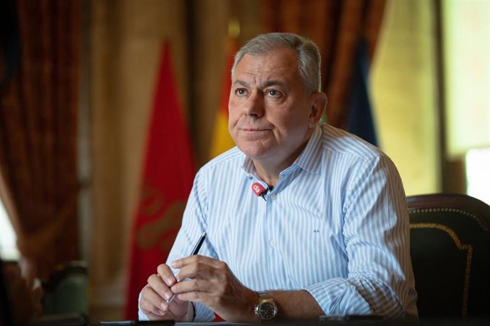 Archivo - El alcalde de Sevilla, José Luis Sanz, durante la entrevista concedida a Europa Press. A 28 de julio de 2025, en Sevilla (Andalucía, España). 