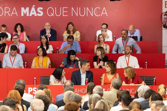 El presidente del Gobierno Pedro Sánchez, la vicesecretaria general, María Jesús Montero (2d), la secretaria de organización, Rebeca Torró, durante la reunión del Comité Federal.