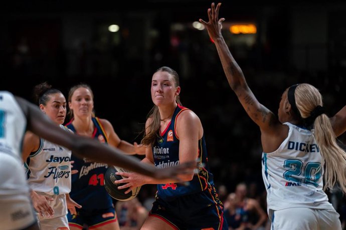 Archivo - Isabelle Bourne, durante un partido.