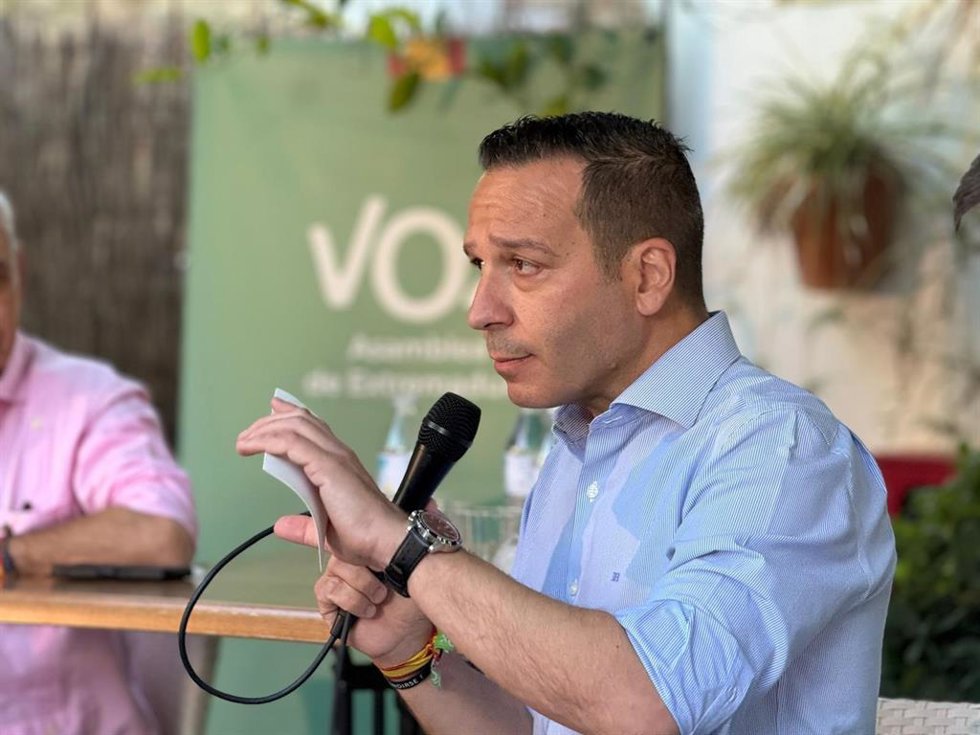 El vicepresidente y consejero de Desregulación, Servicios Sociales y Familia de la Junta, Óscar Fernández Calle, durante un acto del partido en Zafra.