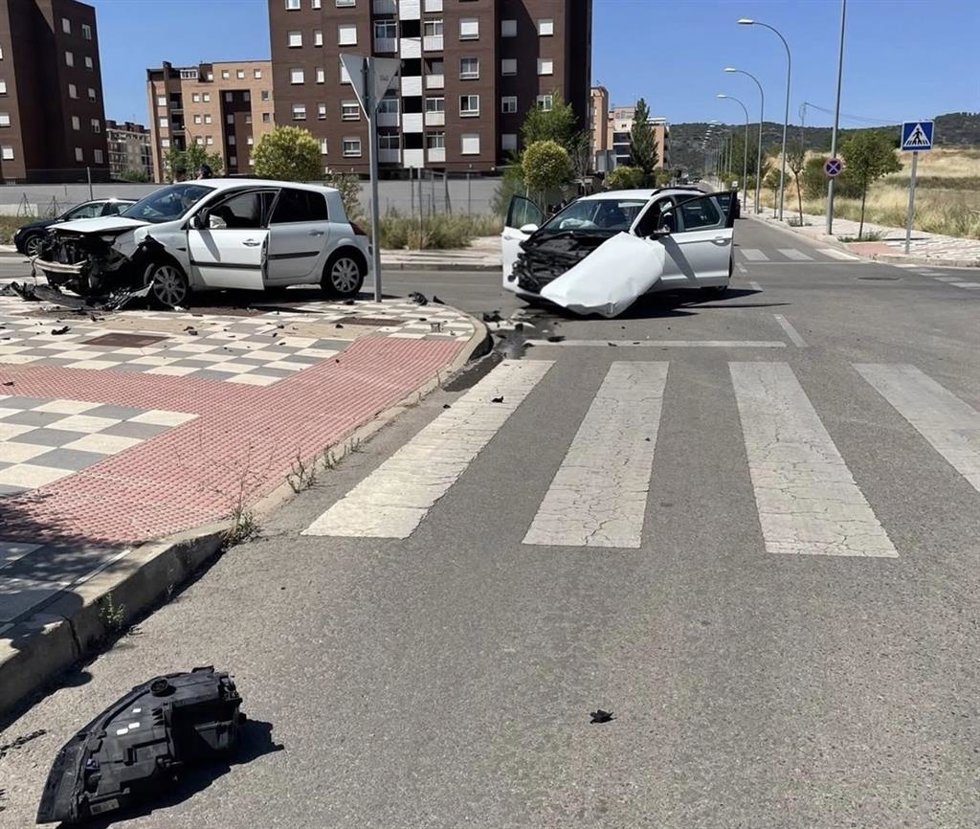 Vehículos afectados por una colisión en un cruce entre dos calles de Cuenca.