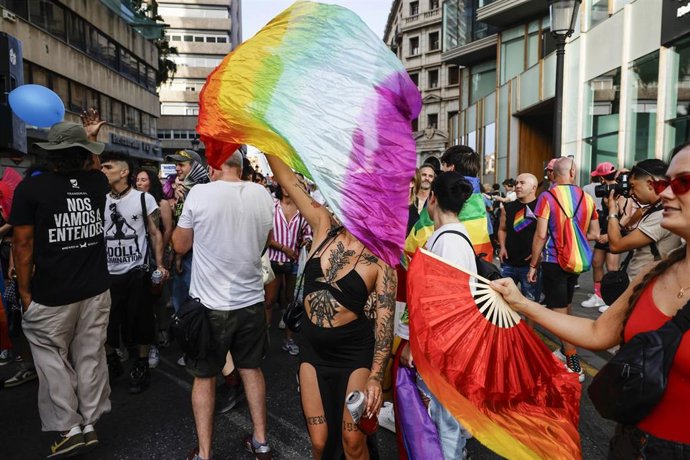 Varias personas durante la manifestación del Orgullo LGTBIAQ+, en Valencia. 