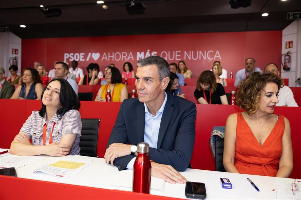 El presidente del Gobierno Pedro Sánchez, la vicesecretaria general, María Jesús Montero (d), y la secretaria de organización, Rebeca Torró Soler (i), durante la reunión del Comité Federal del PSOE.