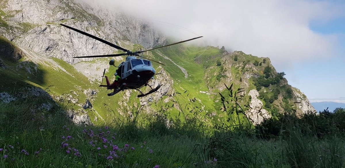 El helicóptero rescata en Camaleño a un senderista vasco de 76 años con esguince en la pierna